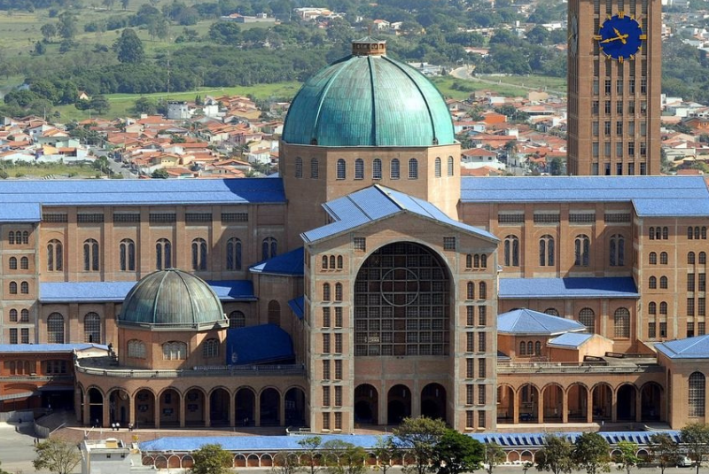 A Festa de Nossa Senhora Aparecida, celebrada no dia 12 de outubro, atrai a atenção de milhares de devotos e turistas de todo o Brasil.