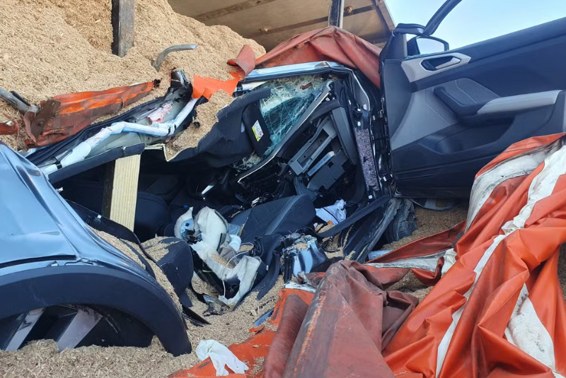 O acidente ocorreu na alça de acesso à BR-448, onde a carreta, que transportava serragem, tombou e caiu sobre o carro da vítima.