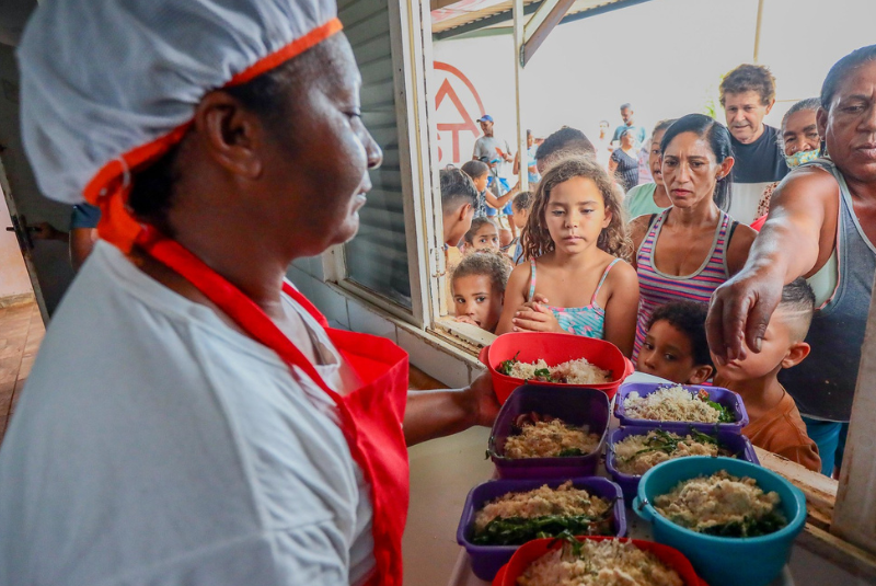 O número de brasileiros vivendo em lares com insegurança alimentar grave — situação em que a fome é uma realidade diária — caiu...