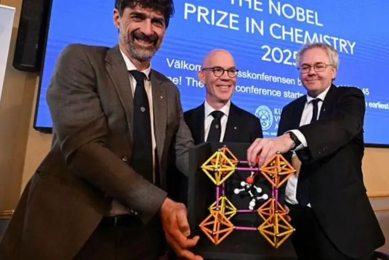 O Prêmio Nobel de Química de 2025 foi concedido nesta quarta-feira (8) aos cientistas Susumu Kitagawa, Richard Robson e Omar M. Yaghi...