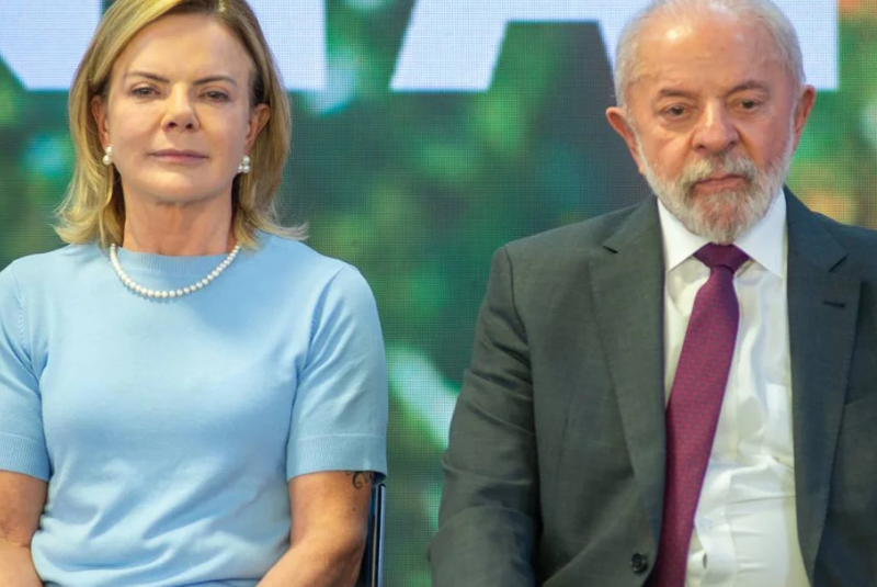 A ministra das Relações Institucionais, Gleisi Hoffmann (PT), confirmou nesta segunda-feira (13) o início de uma reestruturação da base...