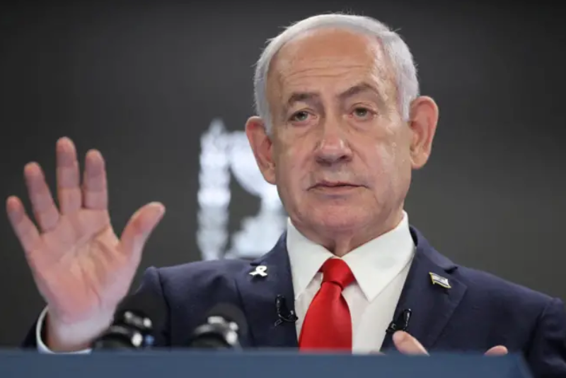O primeiro-ministro de Israel, Benjamin Netanyahu, compareceu nesta quarta-feira (15) ao tribunal de Tel Aviv para mais uma audiência...