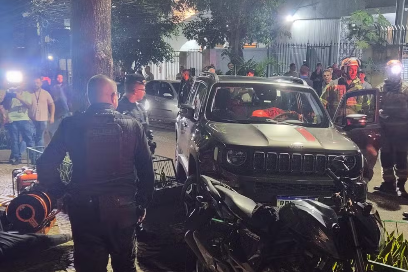 Uma tentativa de assalto terminou com dois criminosos feridos na noite desta terça-feira (21), na Rua Lopes Quintas...