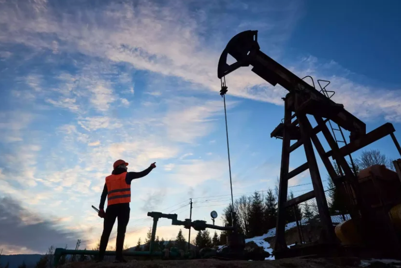 O mercado internacional de petróleo reagiu com força nesta quarta-feira (22) após os Estados Unidos imporem novas sanções a duas das...