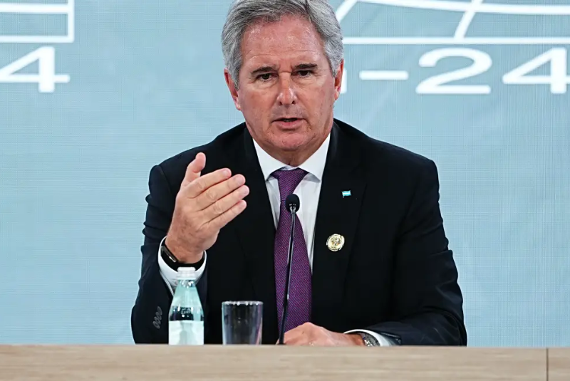 O presidente da Argentina, Javier Milei, anunciou nesta quinta-feira (23/10) uma mudança estratégica no alto escalão do governo...