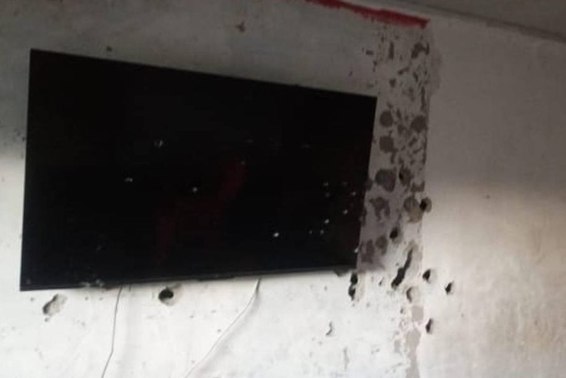Pelo menos quatro pessoas morreram na madrugada desta segunda-feira (27) em intensos tiroteios entre traficantes das facções...