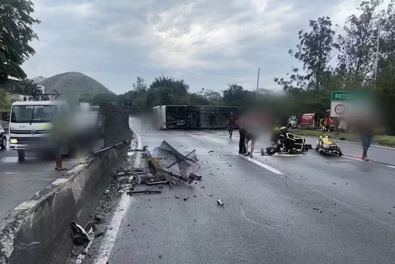 Um ônibus com torcedores do Flamengo capotou na tarde desta segunda-feira (27) na Rodovia Presidente Dutra, na altura...