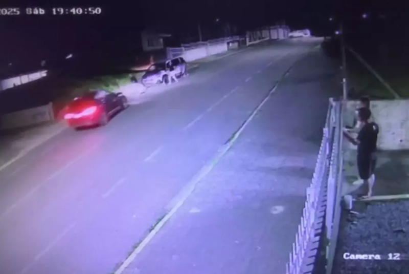 Um homem de 53 anos foi atropelado e agredido com pauladas por uma mulher na noite de sábado (25), em frente ao...