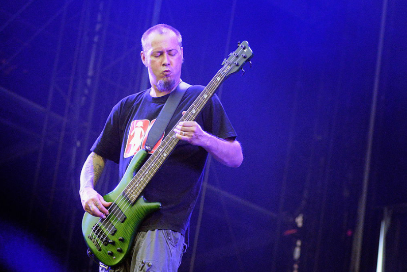 O baixista e fundador da banda Limp Bizkit, Sam Rivers, foi encontrado morto no banheiro de sua casa no último dia 18 de outubro...