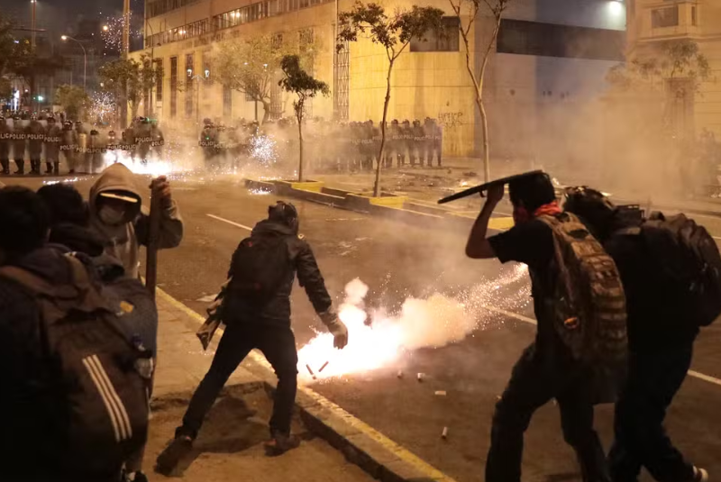 O governo interino do Peru anunciou que vai impor estado de emergência em Lima e na vizinha Callao após os protestos violentos...