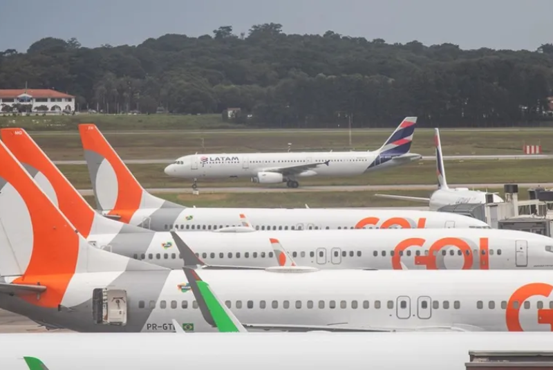 As duas maiores companhias aéreas do Brasil, Gol e Latam, implementaram mudanças em suas tarifas, criando novas categorias de passagens...