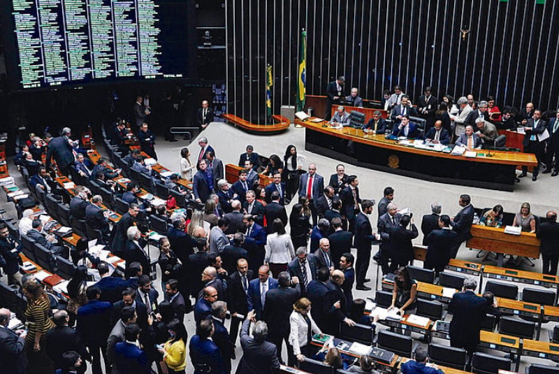 A Câmara dos Deputados deve votar nesta quarta-feira (1º) o projeto de lei que amplia a faixa de isenção do Imposto de Renda...
