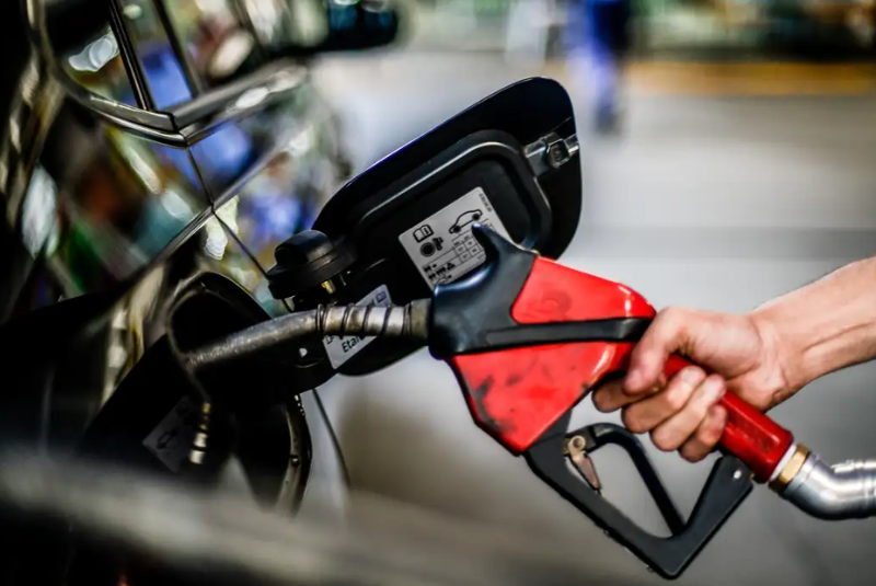 A Petrobras anunciou nesta segunda-feira (20) uma nova redução no preço da gasolina tipo A para as distribuidoras.