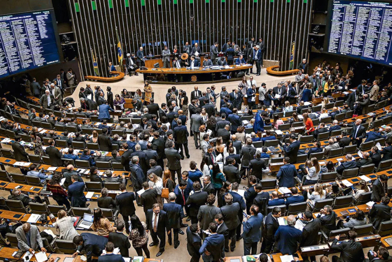 A Comissão de Constituição e Justiça (CCJ) da Câmara dos Deputados aprovou nesta terça-feira (30) um projeto de lei que restringe o direito...
