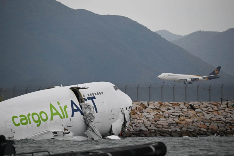 Um avião de carga modelo Boeing 747-400 derrapou e saiu da pista durante o pouso no Aeroporto Internacional de Hong Kong nesta...
