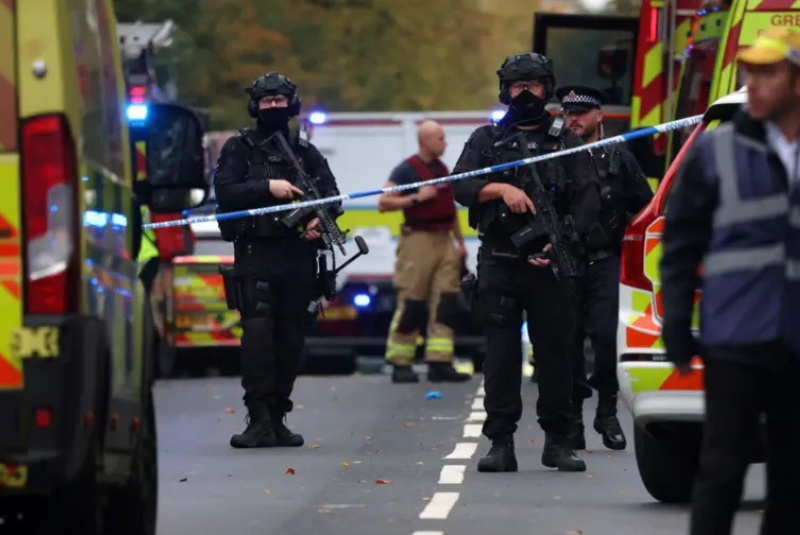 Duas pessoas morreram e outras três ficaram gravemente feridas após um ataque em frente à sinagoga Heaton Park Hebrew Congregation...