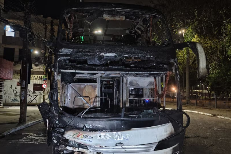 Um ônibus de turismo que transportava 55 adolescentes, com idades entre 15 e 17 anos, pegou fogo na tarde desta sexta-feira (3)...