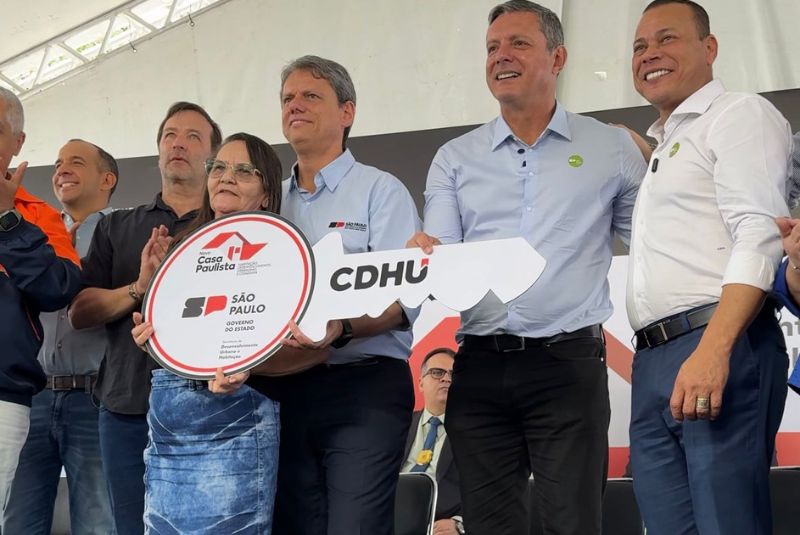 Famílias de Santos que viviam em área de risco recebem moradias em conjunto habitacional em Cubatão