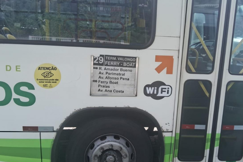 Ônibus de Santos recebem selos que alertam sobre pontos cegos