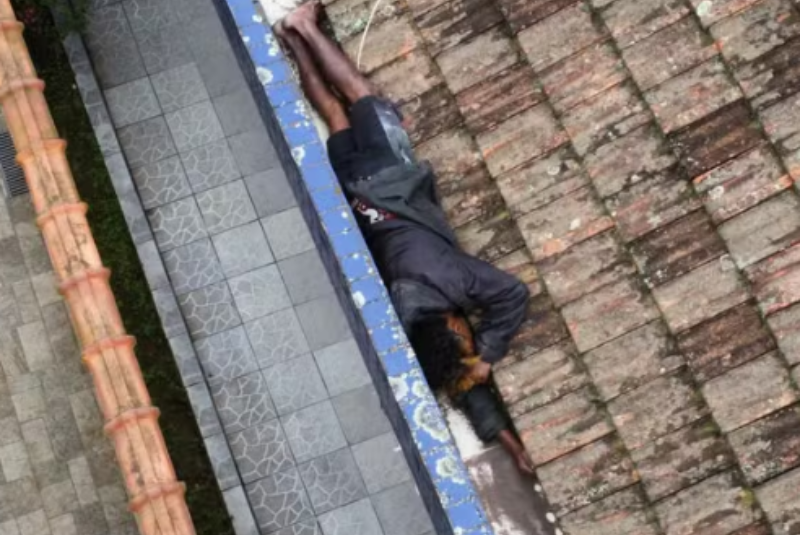 Flagra no telhado: ex-vocalista é preso após invadir casa em São Vicente