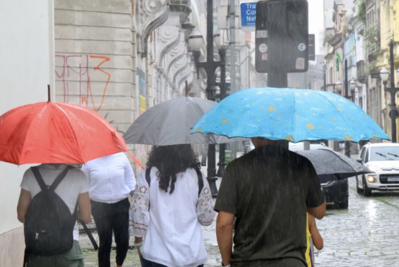 Frente fria traz chuvas e ventos fortes para a Baixada Santista, com queda de temperatura e alerta da Defesa Civil