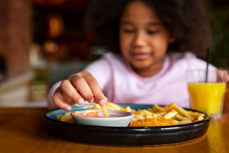 Obesidade infantil atinge 1 em cada 3 jovens no Brasil; especialista aponta hábitos saudáveis como solução