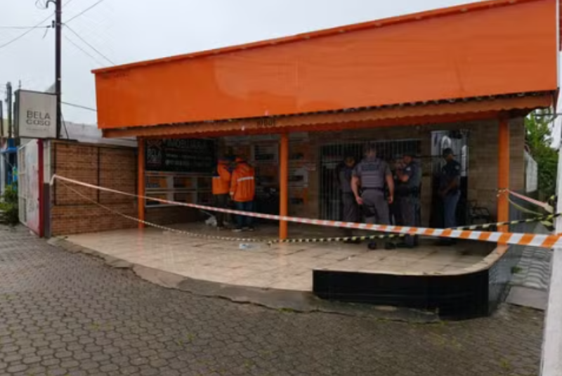 Teto de imobiliária desaba em Praia Grande e deixa três feridos