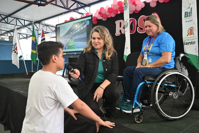 Tetracampeã mundial Beth Gomes inspira mais de 200 alunos no 'Campeão na Escola' em Santos