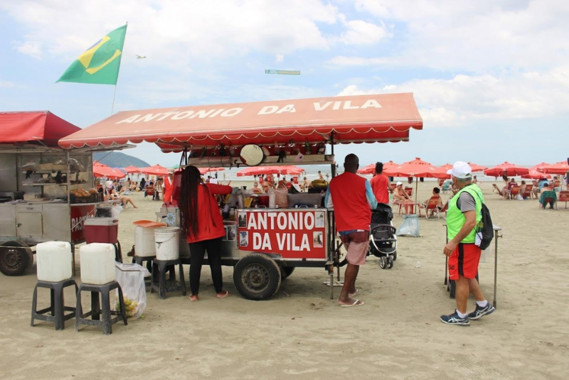Ambulantes não podem mais ‘vender’ sombra e cadeira em troca de consumação