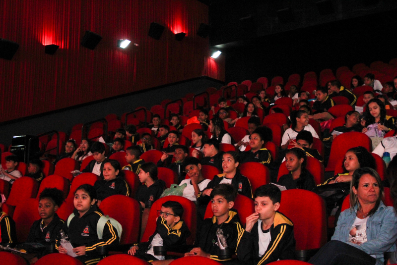 Cinema vira sala de aula para 380 alunos em preparação para o SAEB em São Vicente