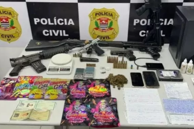 Mulher flagrada em casa com drogas e armas em Guarujá é solta após audiência de custódia