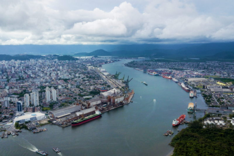 Porto de Santos oferece passeio gratuito com visita guiada e navegação pelo canal