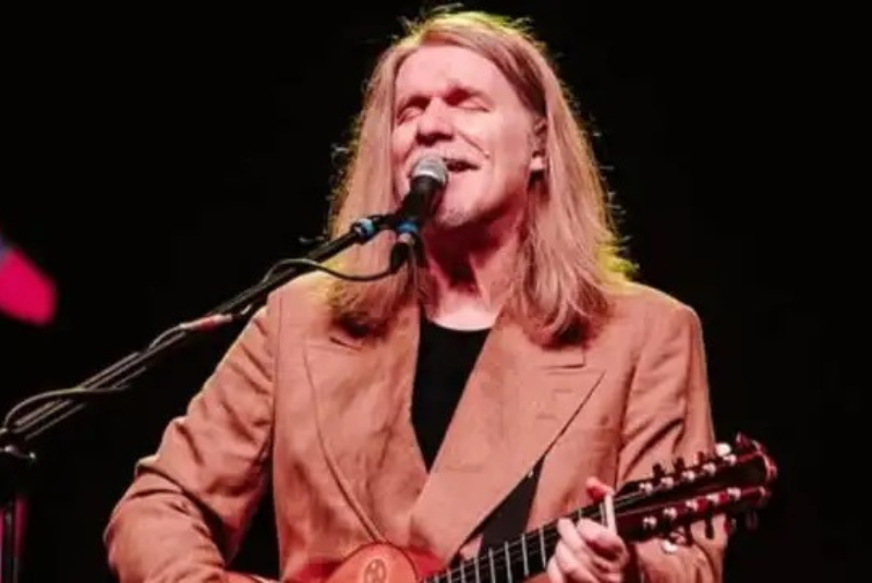 O cantor e compositor Humberto Gessinger chega a Santos nesta sexta-feira (24) com a turnê “Acústicos Engenheiros do Hawaii”, trazendo um show repleto de sucessos que marcaram gerações. A apresentação acontece no Santos Convention Center, a partir das 22h, com abertura dos portões prevista para as 20h.