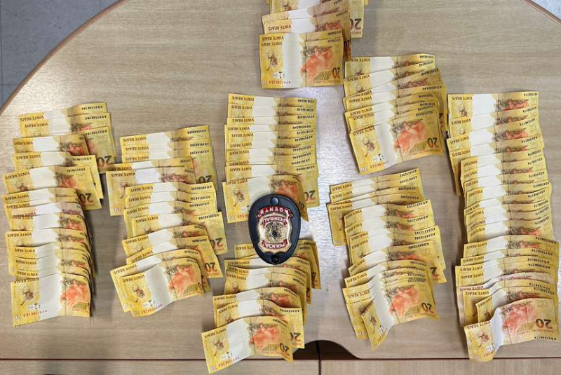 Polícia Federal prende homem em flagrante por aquisição de cédulas falsas em Guarujá