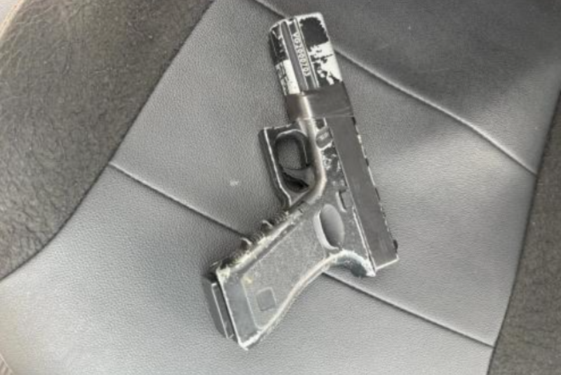 Homem é preso e adolescente apreendido com réplica de arma após roubo de bicicleta em Santos