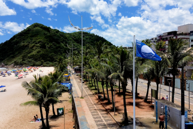 Idoso morre afogado após ser retirado do mar por surfistas em Guarujá
