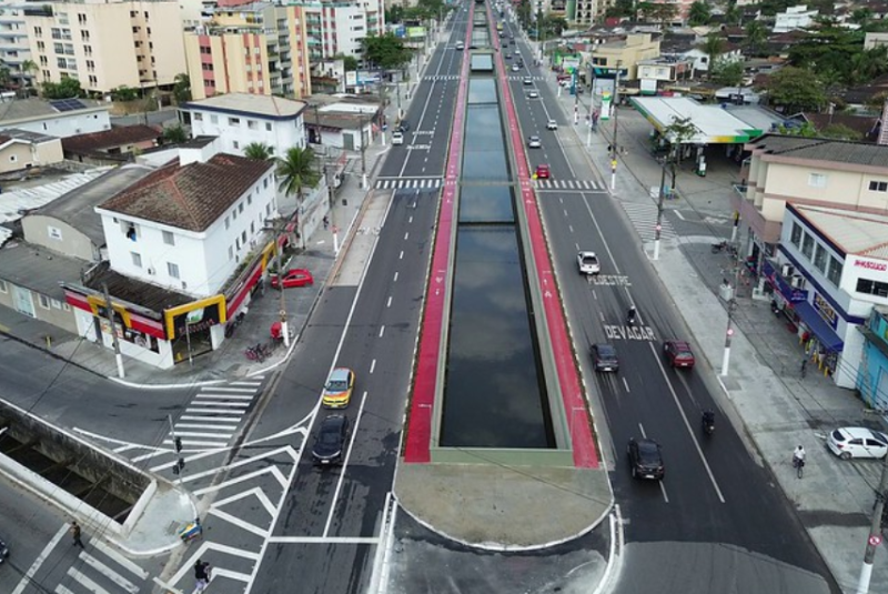 A cidade de Guarujá deve implantar a Faixa Azul para motociclistas a partir de 2026. O projeto, atualmente em fase final de estudos, será submetido à Secretaria Nacional de Trânsito (Senatran) até o fim deste ano. A iniciativa da Prefeitura, por meio da Secretaria de Mobilidade Urbana (Semob), tem como objetivo ampliar a segurança viária e reduzir os índices de acidentes envolvendo motos.
