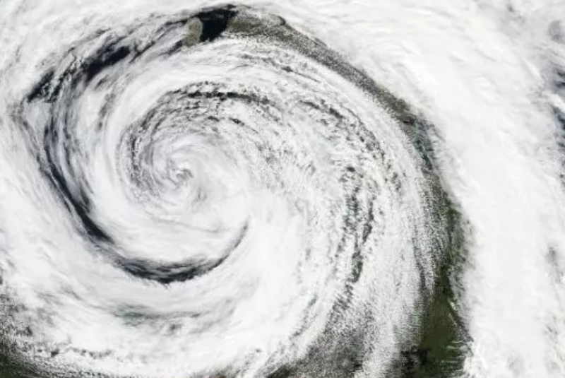 Com o alerta vermelho emitido pelo Instituto Nacional de Meteorologia (Inmet), o litoral de São Paulo está sob risco de tempestades...