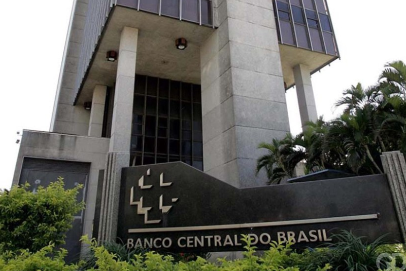O Banco Central publicou nesta segunda-feira (3) uma resolução que endurece as regras contra o uso irregular das chamadas contas-bolsão...
