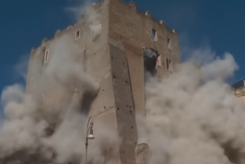 Um trágico desabamento parcial da Torre dei Conti, uma construção medieval do século XIII localizada no centro de Roma...