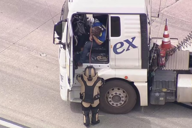 O motorista de um caminhão sequestrado na manhã desta quarta-feira (12) no Rodoanel, em Itapecerica da Serra (SP)...