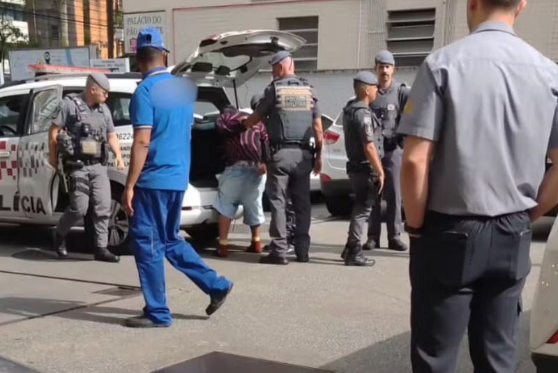 Um homem de 58 anos foi preso em flagrante por importunação sexual após agredir uma funcionária de 21 anos dentro...