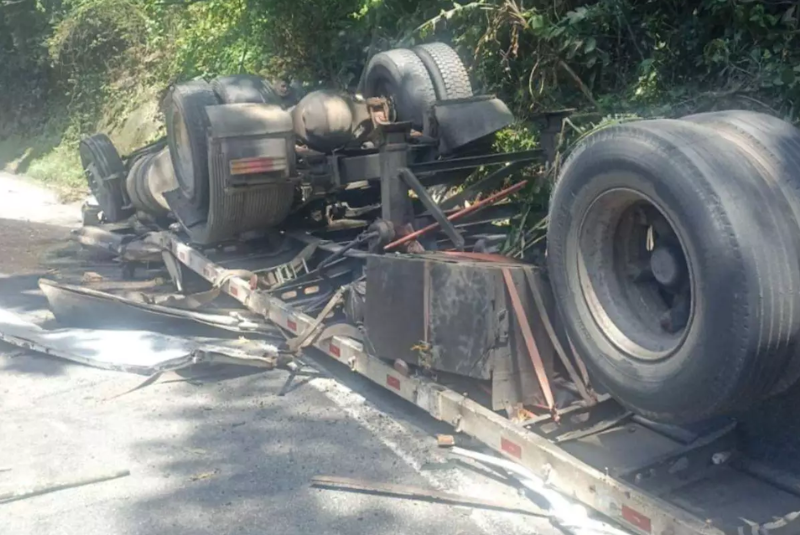 Um acidente envolvendo um caminhão carregado com chapas de aço causou transtornos na Rodovia Anchieta, na altura do km 46, sentido sul...