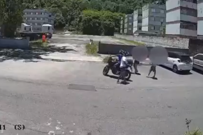Um casal que passeava com um bebê em um carrinho foi assaltado por dois criminosos armados na manhã de quarta-feira...
