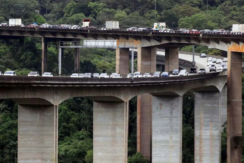 Na manhã desta sexta-feira (21), a Rodovia dos Imigrantes registra congestionamento de 10 km no sentido litoral, entre os km 45 e 55...