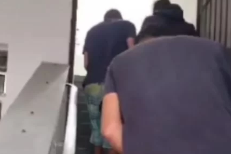 Uma vítima do chamado Tribunal do Crime foi resgatada por policiais militares enquanto era mantida sob tortura em um sítio no bairro...