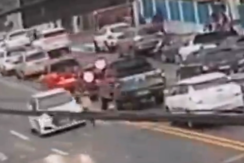 Uma adolescente de 12 anos foi atropelada na Avenida Haguemo Matsuzawa, no bairro Ribeirópolis, em Registro, no Vale do Rbeira...