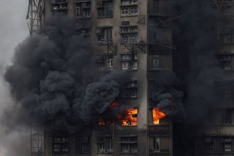 Um incêndio de grandes proporções atingiu na quarta-feira (26) um complexo residencial com oito torres no distrito de Tai Po...