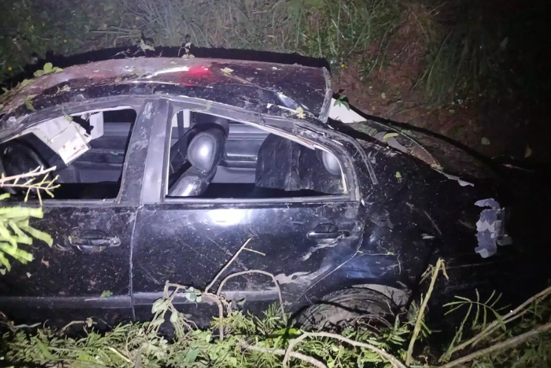 Na madrugada desta sexta-feira (28), um motorista morreu após capotar o carro na vegetação do canteiro lateral da Rodovia Anchieta...
