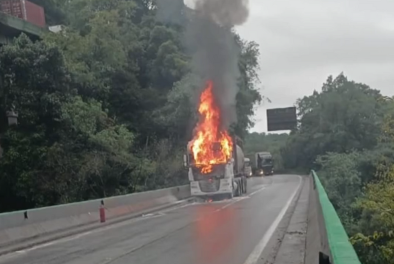 Um caminhão carregado com álcool amílico pegou fogo no fim da tarde desta segunda-feira (17), na Rodovia Anchieta, na altura do km 45...